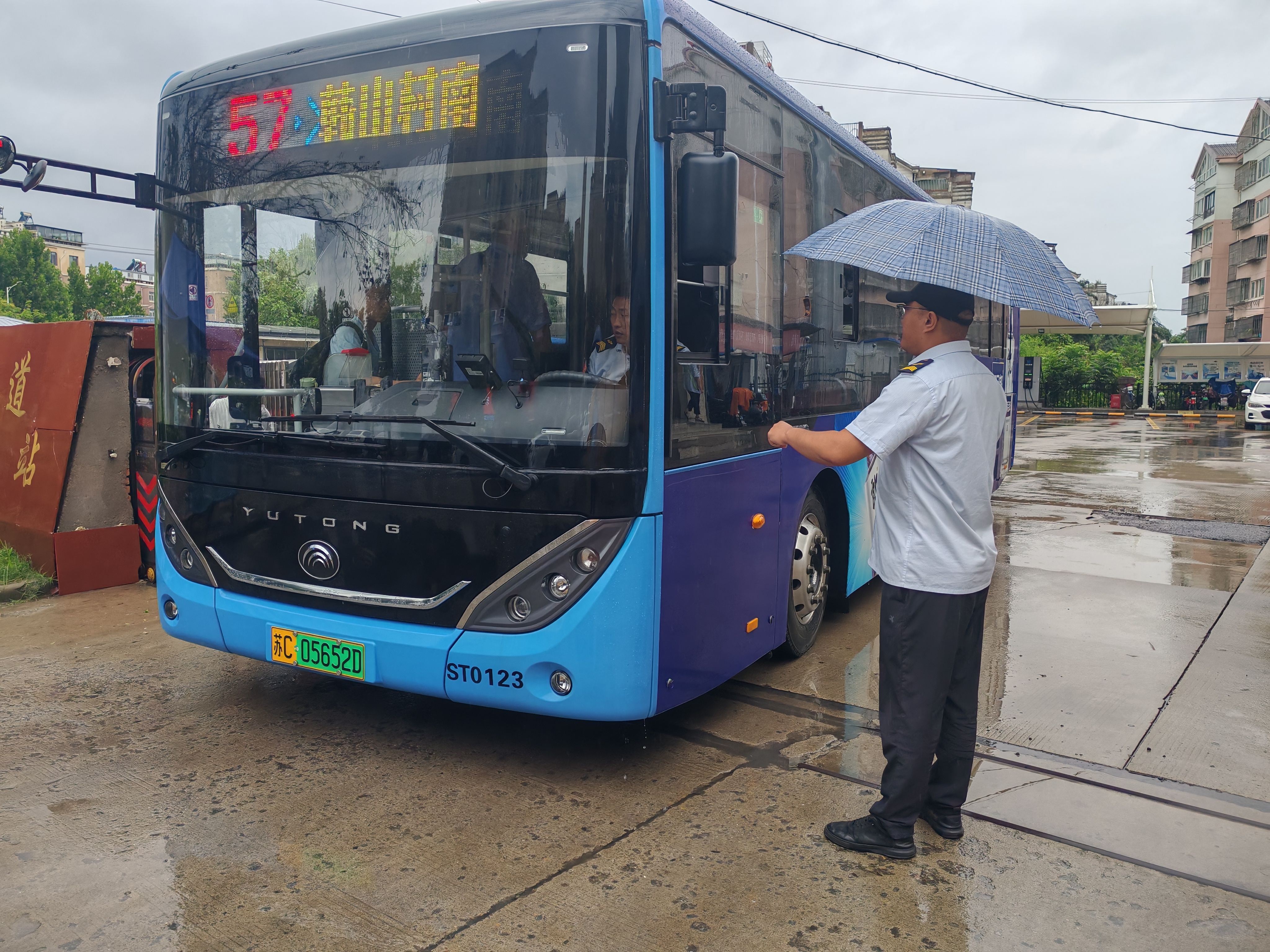 暴雨中，公交人用堅(jiān)守保障市民出行